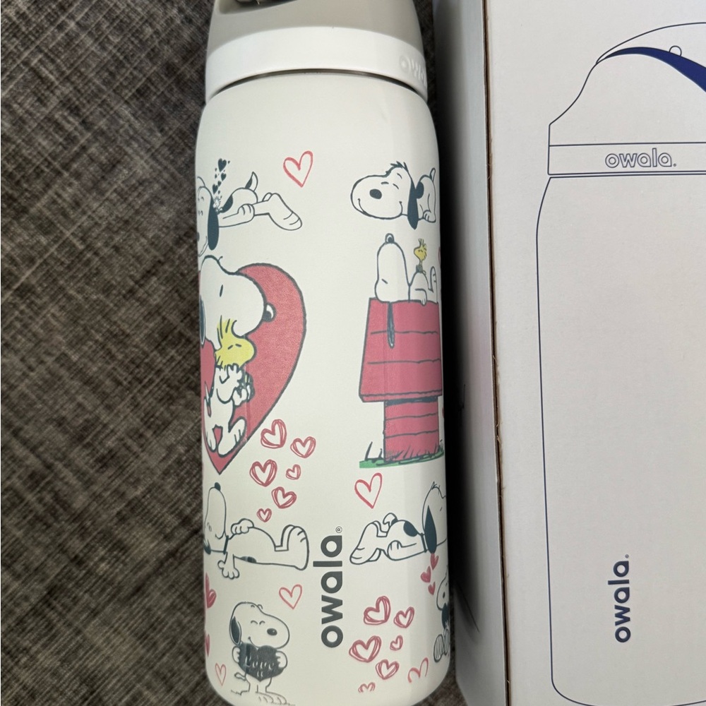 Snoopy Water Bottle with Heart Design - Picture 5 of 5